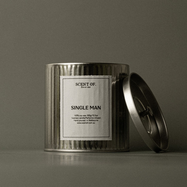 Scented soy candle: Single Man. Top notes: Black Pepper; Mid notes: Rose, Nutmeg; Base notes: Amber, Leather, Musk, Patchouli, Cedar-wood; Olfactive notes: Smokey Balsamic Amber