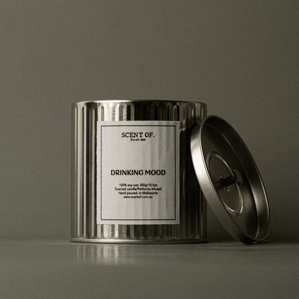 Scented soy candle: Drinking Mood. Top notes: Bergamot; Mid notes: Bourbon, Petitgrain; Base notes: Oak, Leather, Vetiver, Amber, Patchouli; Olfactive notes: Oak, Wood